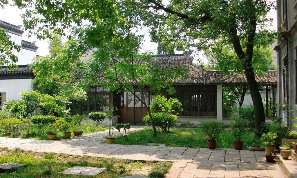 家庭风水树木_庭院树木与风水_农村住宅门前有树木风水