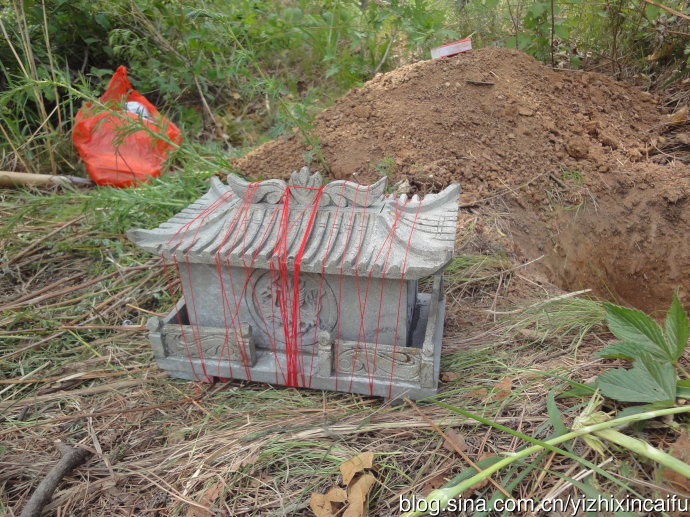 住宅门上贴绿色门联_农村住宅门前有树木风水_改革开放前农村住房的