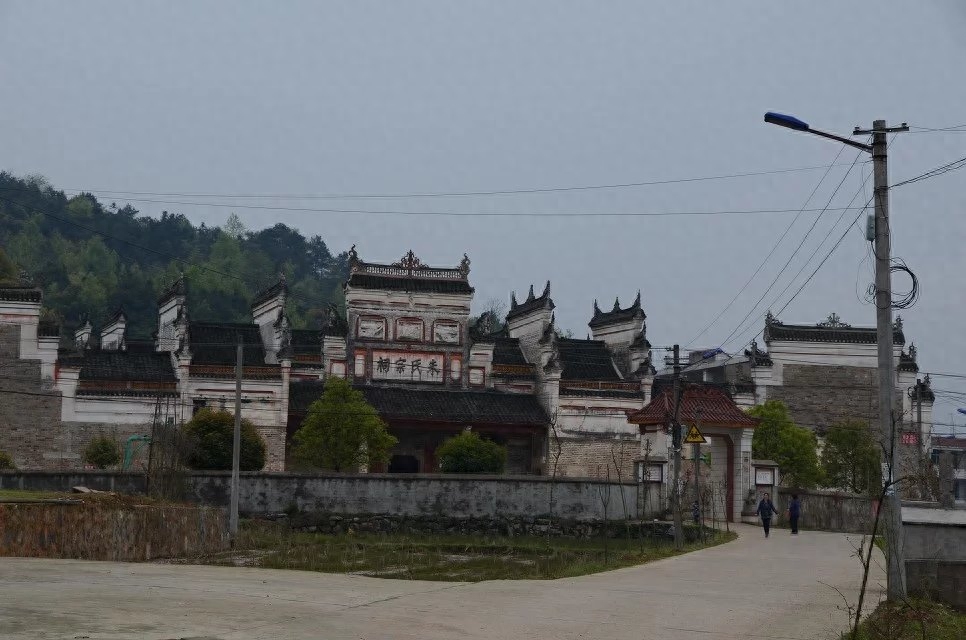 祠堂旁边建房子风水问题_祠堂旁边建房子好吗_建筑旁边祠堂风水好吗